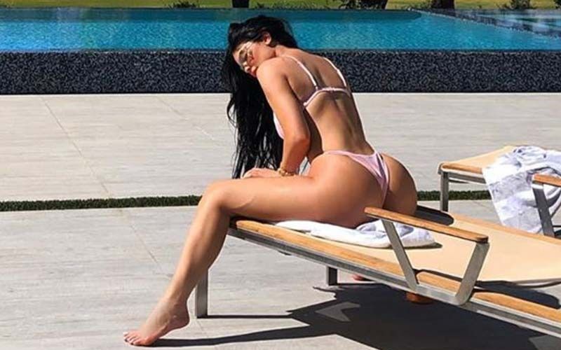 Kylie-Jenner-ecarte-ses-jambes