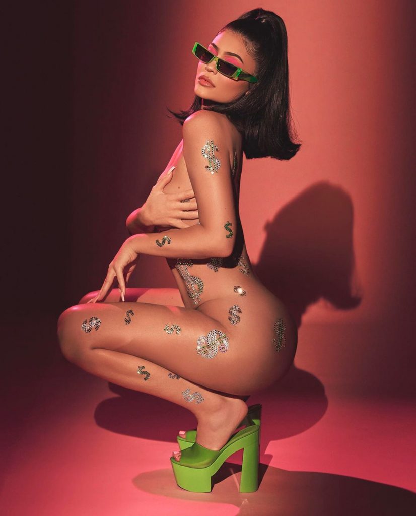 Kylie-Jenner-pose-photoshoot-sexy