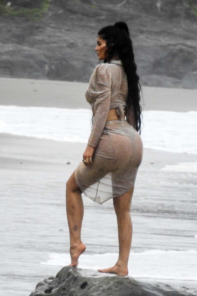 Kylie-Jenner-robe-transparente