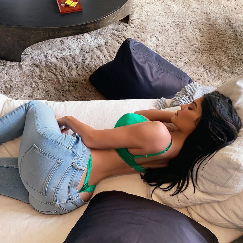 Kylie-Jenner-string-qui-depasse