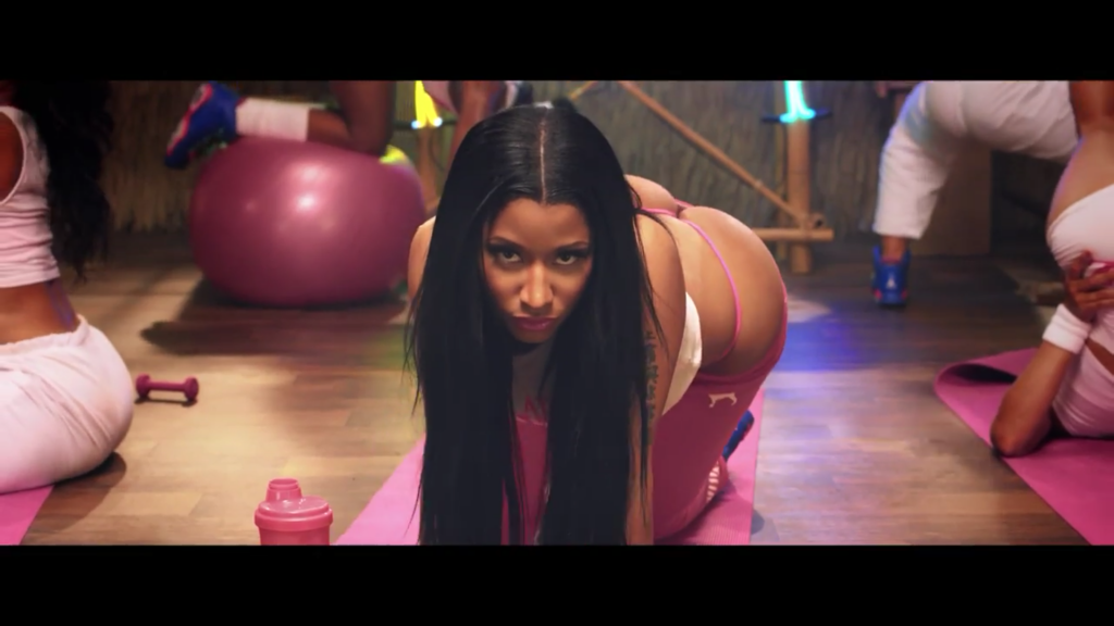 Nicki-Minaj-a-quatre-pattes