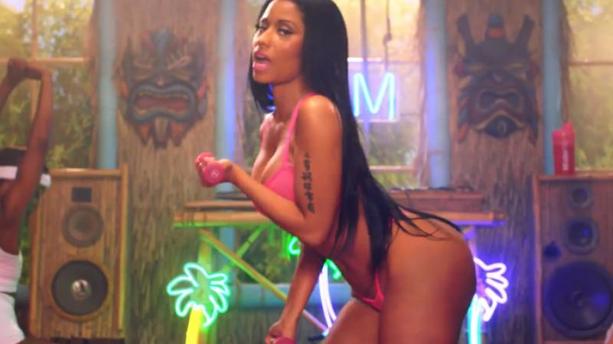Nicki-Minaj-string-ficelle-fitness