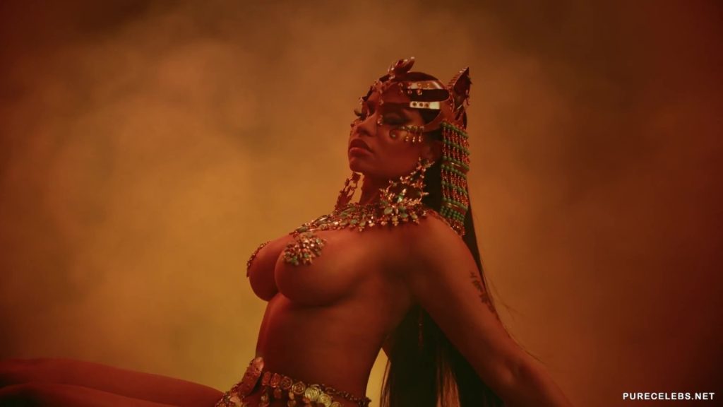 Nicki-Minaj-topless