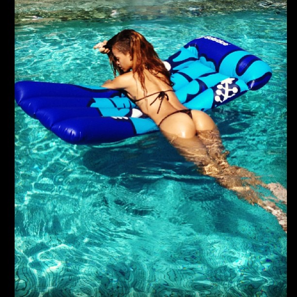 Rihanna-cul-bikini-string