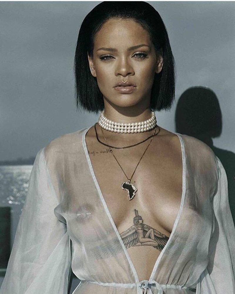 Rihanna-seins-nus