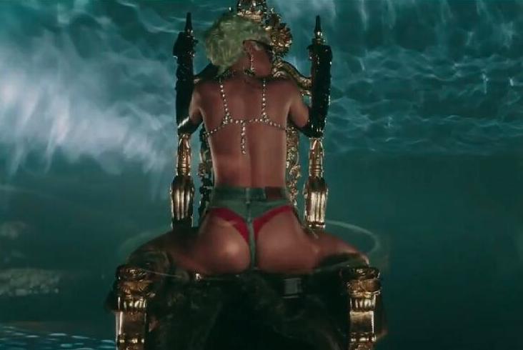 Rihanna-string-trone-pour-it-up
