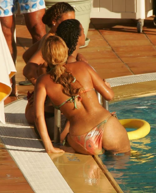 beyonce-cul-piscine