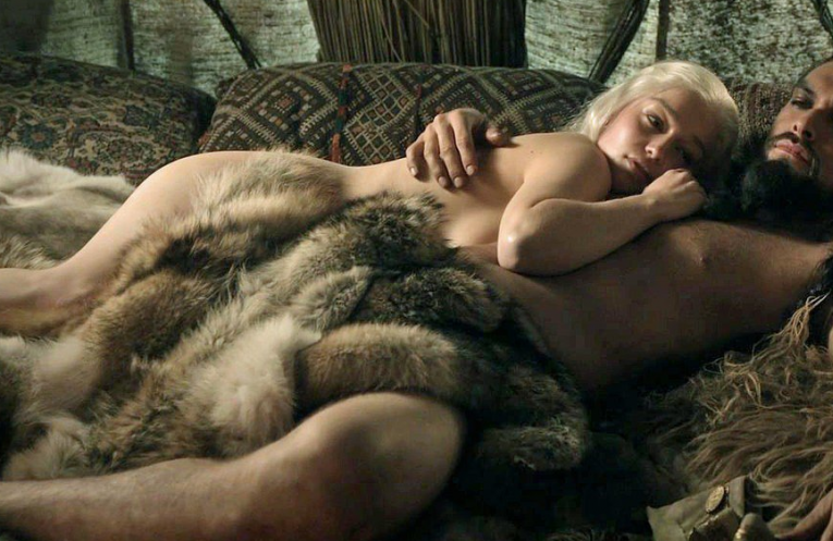 game-thrones-emilia-clarke-couchee