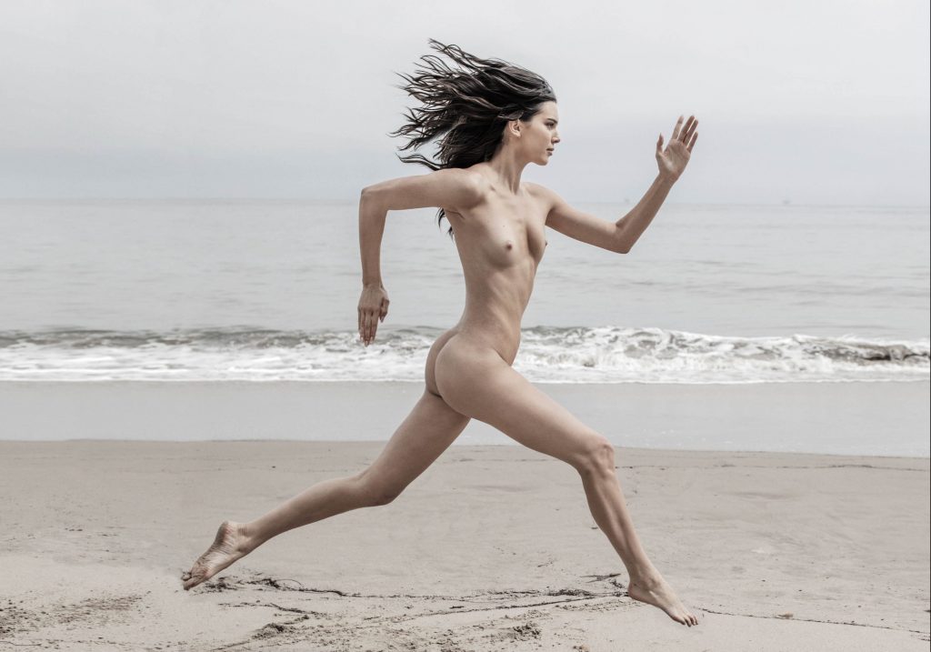 kendall-jenner-nue-en-train-de-courir