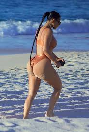 kim-kardashian-string-grosses-fesses