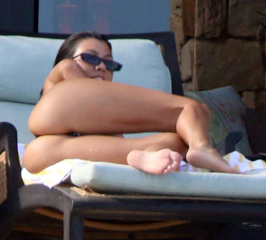 kourtney-kardashian-string-transat