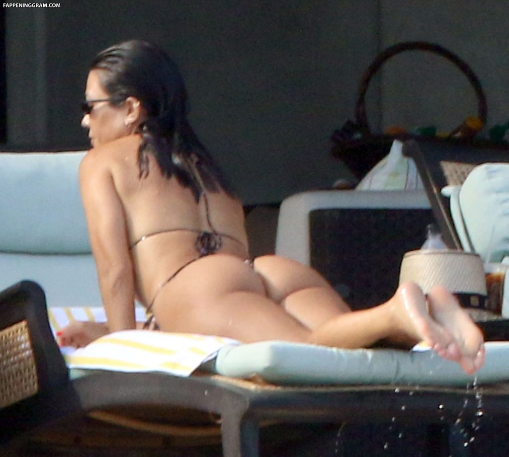 kourtney-kardashian-superbe-cul-bronzette