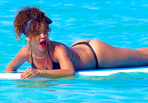 rihanna-bikini-surf