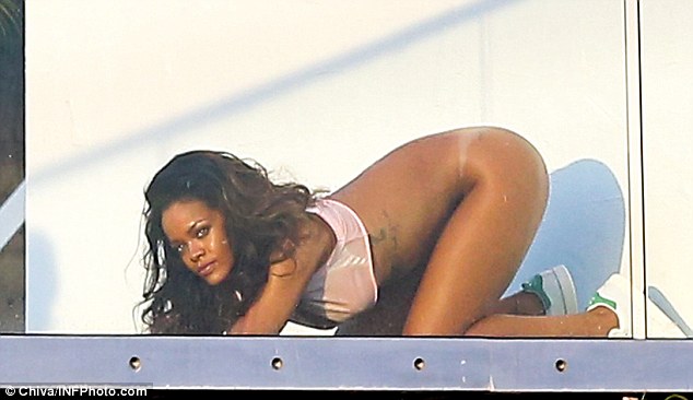 rihanna-position-levrette