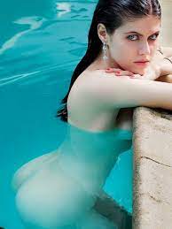 Alexandra Daddario nue piscine
