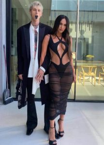 Megan-Fox-sexy-robe-seins