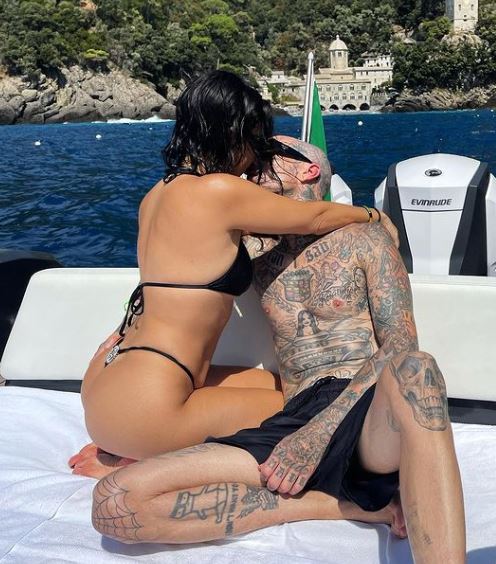 kourtney kardashian embrasse son homme