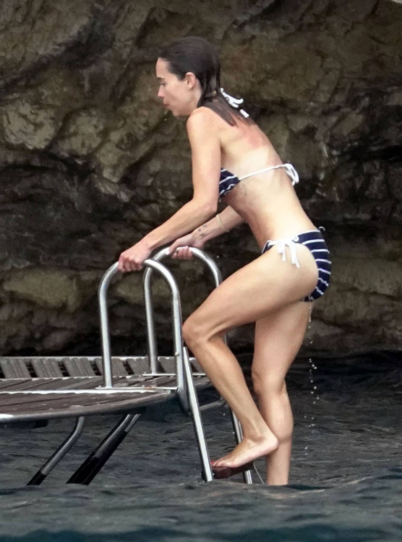 emilia clarke bikini