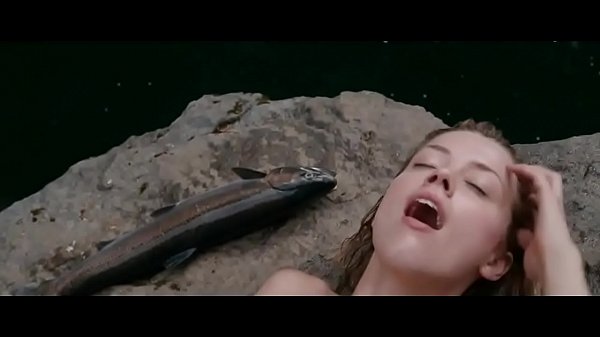 Amber Heard nage toute nue dans The River Why