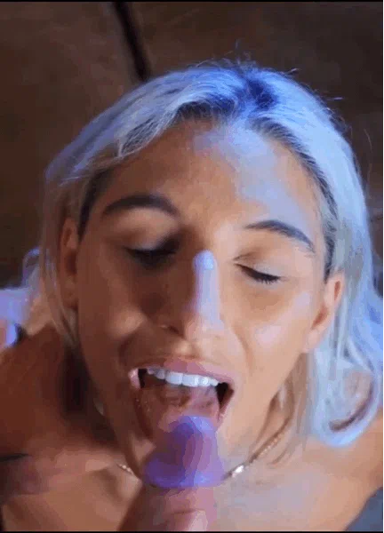 Abella Danger ejaculation faciale 28