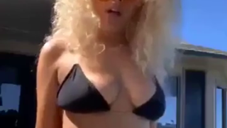 Doja Cat en bikini noir sexy